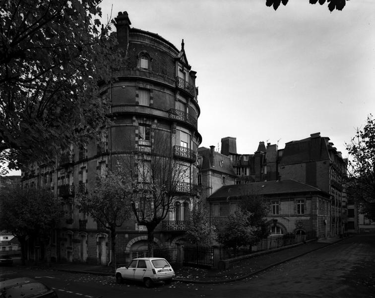 Vue générale de l'hôtel et de la cour arrière depuis le sud-ouest