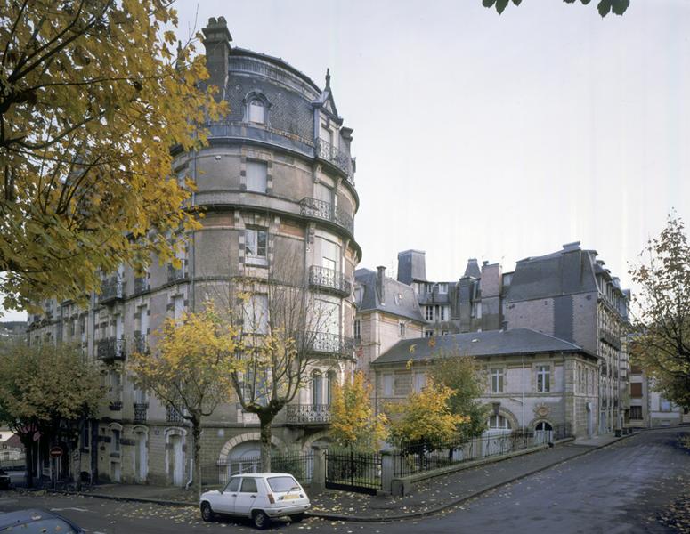 Vue générale de l'hôtel et de la cour arrière depuis le sud-ouest