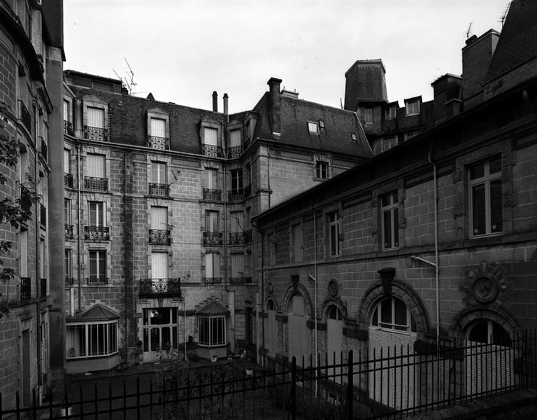 Vue des élévations sur cour, depuis le sud