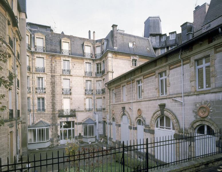 Vue des élévations sur cour, depuis le sud