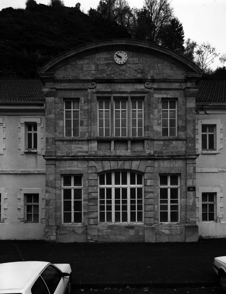Vue de l'avant-corps central à fronton