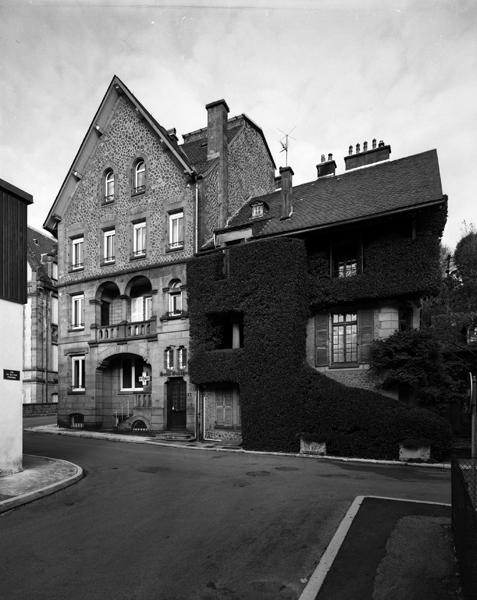 Vue générale de l'élévation principale de l'édifice (à gauche sur la photographie).