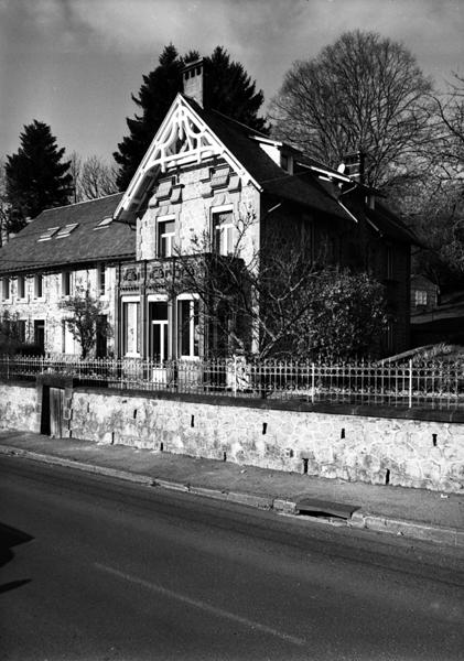 Vue de trois-quarts de la maison d'origine