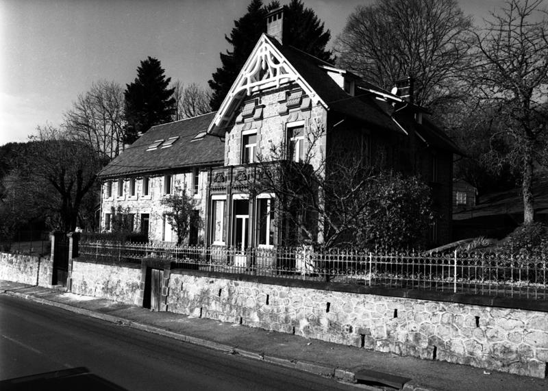 Vue générale de la maison depuis l'avenue