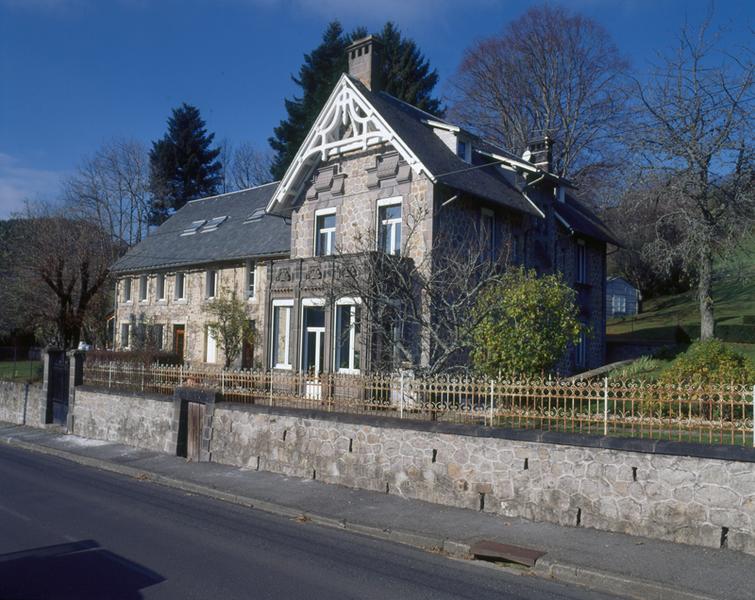 Vue générale de la maison depuis l'avenue