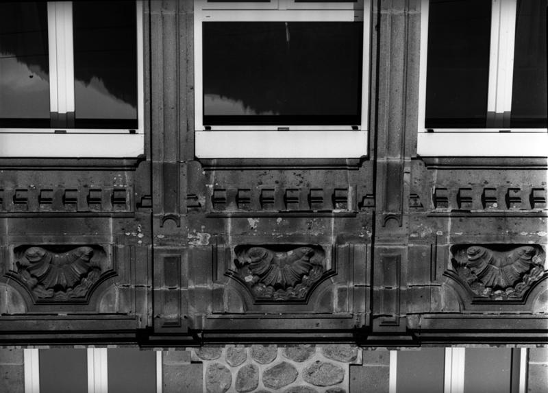 Détail du décor sculpté du balcon