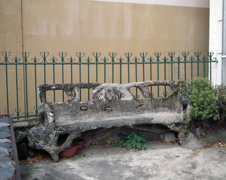 La Bourboule : vue d'un banc de jardin en rocaille de ciment