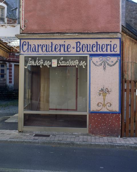 La Bourboule : enseigne-décor en mosaïque d'une boucherie-charcuterie