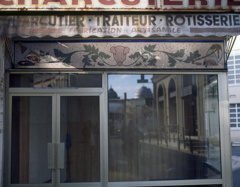 La Bourboule : détail d'une enseigne-décor en mosaïque de boucherie-charcuterie.