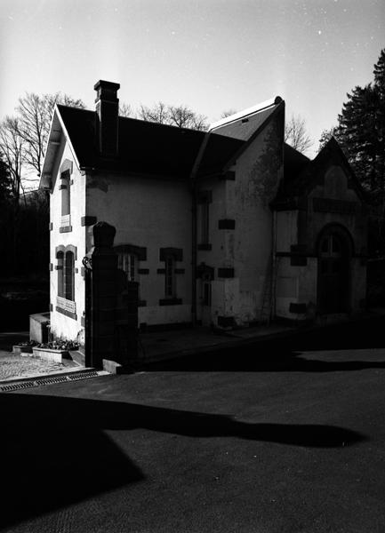 Vue générale de la maison et du dépositoire depuis le nord-est, côté cimetière.