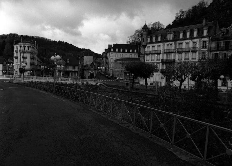 Vue des quartiers ouest de la ville (avenue Guéneau-de-Mussy, boulevard Louis-Choussy,...) depuis les bords de la Dordogne.