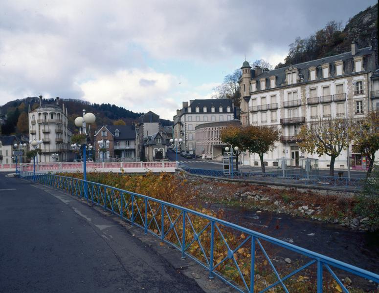 Vue des quartiers ouest de la ville (avenue Guéneau-de-Mussy, boulevard Louis-Choussy,...) depuis les bords de la Dordogne.