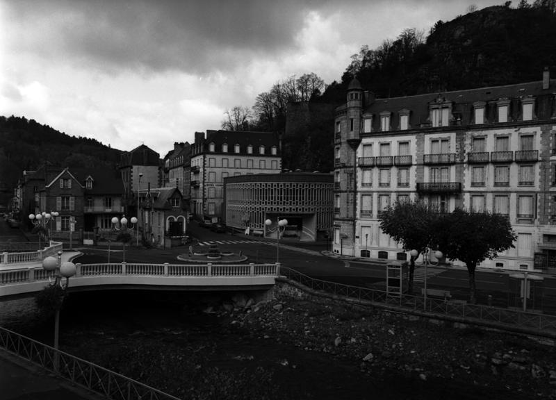 Vue des quartiers ouest de la ville (avenue Guéneau-de-Mussy, boulevard Louis-Choussy,...) depuis les bords de la Dordogne.