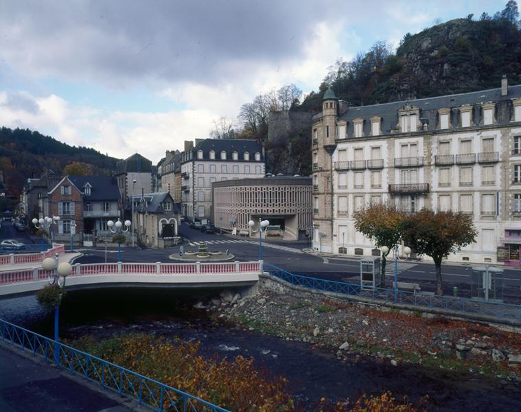 Vue des quartiers ouest de la ville (avenue Guéneau-de-Mussy, boulevard Louis-Choussy,...) depuis les bords de la Dordogne.