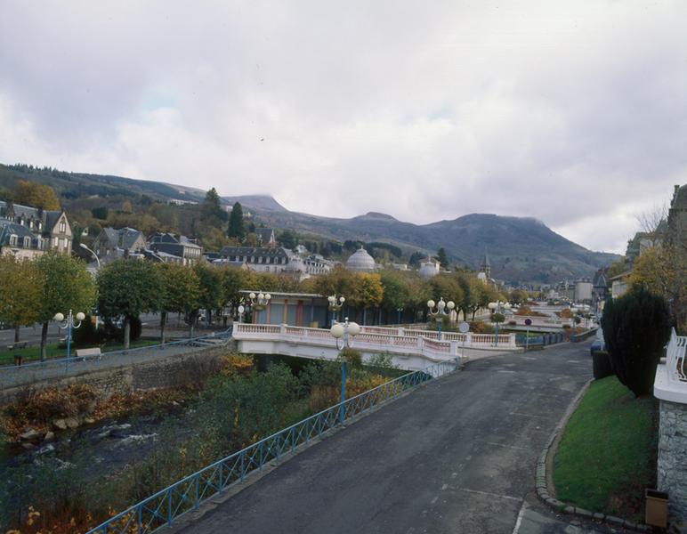 Vue de la ville en direction de l'est, depuis les quais de la rive gauche.