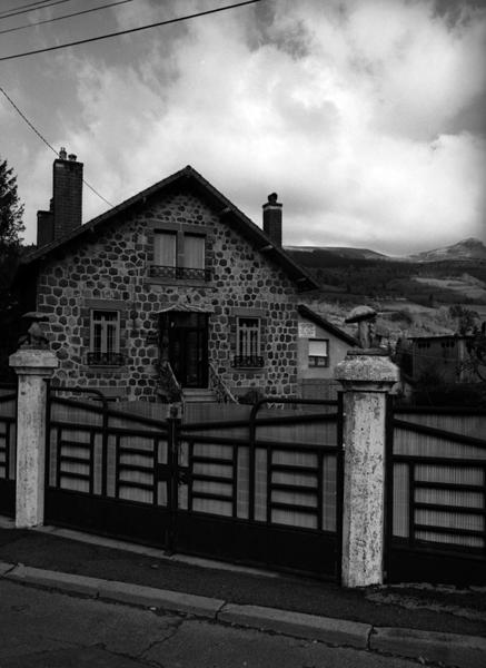 La Bourboule, maison Mon Païs : exemple de maison modeste, mais évoquant le courant régionaliste par ses moellons en opus incertum et ses décors en rocaille de ciment.