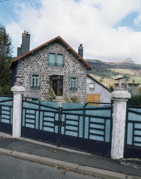 La Bourboule, maison Mon Païs : exemple de maison modeste, mais évoquant le courant régionaliste par ses moellons en opus incertum et ses décors en rocaille de ciment.