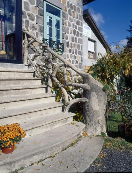 La Bourboule, rue Henri-Pourrat : vue d'une rampe d'escalier extérieur en rocaille de ciment.