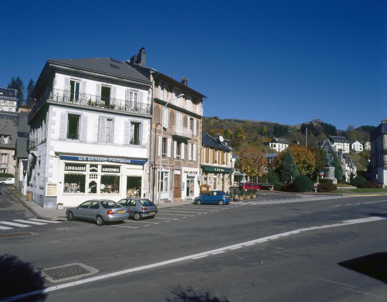 Vue partielle de la place du Souvenir