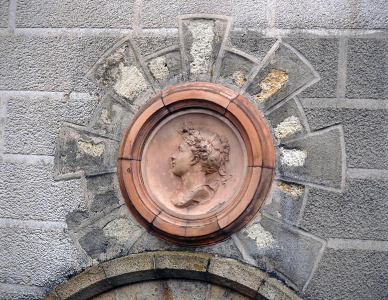 Détail de l'un des médaillons en terre cuite de l'élévation est sur cour.