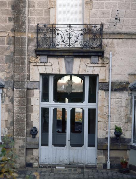 Vue de la porte principale sur la cour, au sud