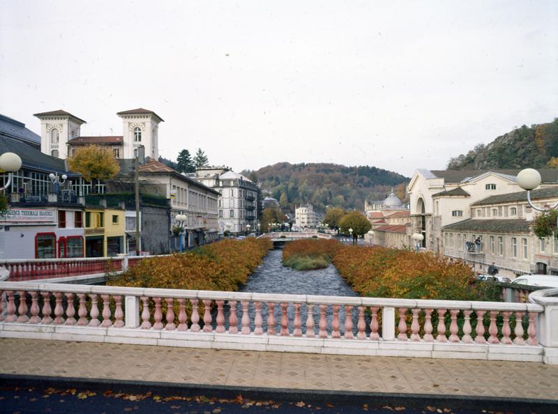 Vue de la Dordogne depuis le pont de Fenestre, en direction de l'aval