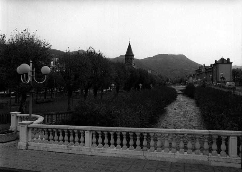 Vue de la Dordogne au centre de la ville, en direction de l'amont (est).
