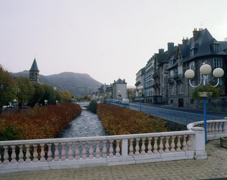 Vue de la Dordogne au centre de la ville, en direction de l'amont (est).