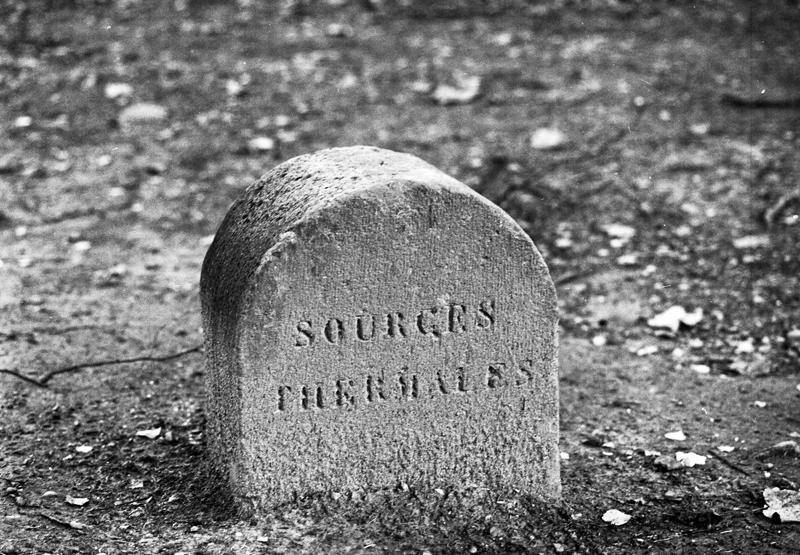 Borne du périmètre de protection des sources thermales, dans le parc Fenestre.
