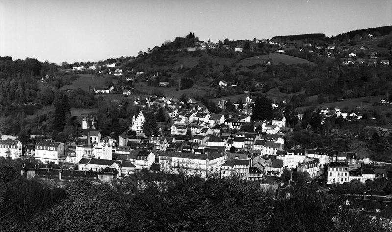 Vue partielle de la ville, et au-delà, du village de Murat-le-Quaire, depuis le sud-est.