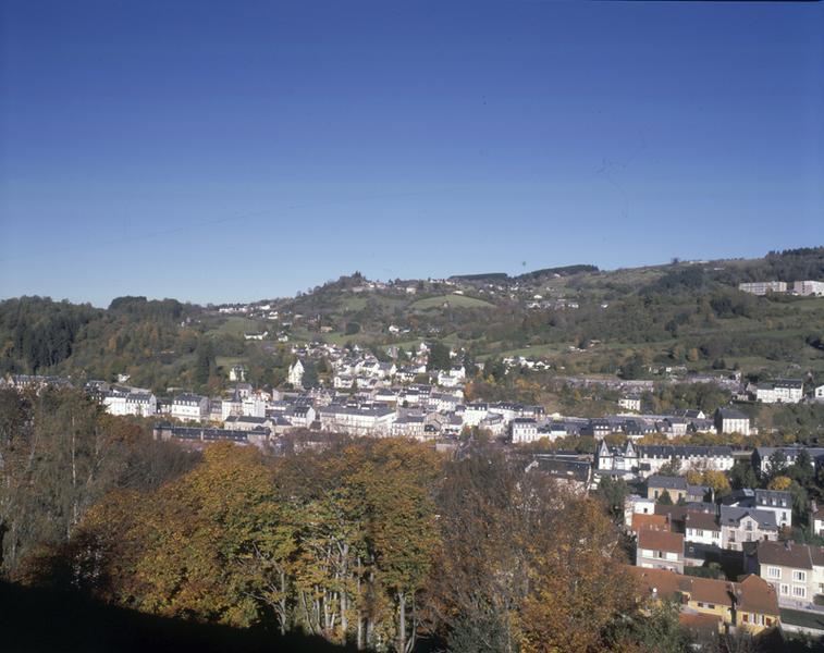 Vue partielle de la ville, et au-delà, du village de Murat-le-Quaire, depuis le sud-est.
