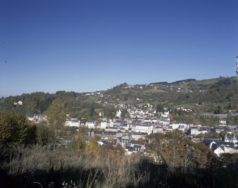 Vue partielle de la ville, et au-delà, du village de Murat-le Quaire, depuis le sud-est.