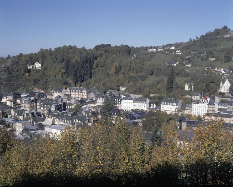 Vue partielle de la ville, et au-delà, du village de Murat-le Quaire, depuis le sud-est.