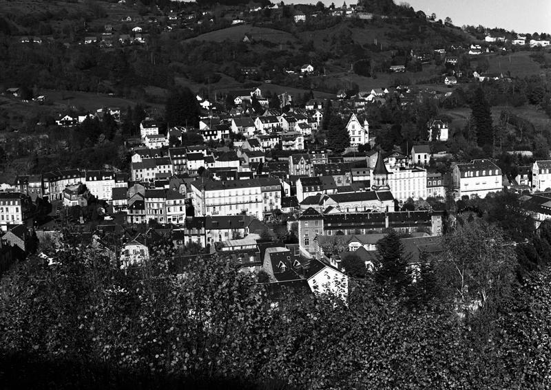 Vue partielle de la ville, et au-delà, du village de Murat-le-Quaire, depuis le sud-est.