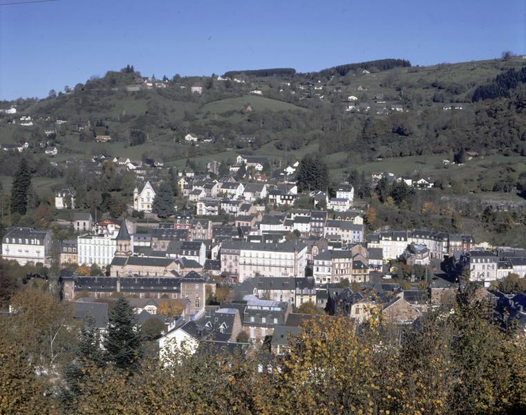 Vue partielle de la ville, et au-delà, du village de Murat-le Quaire, depuis le sud-est.
