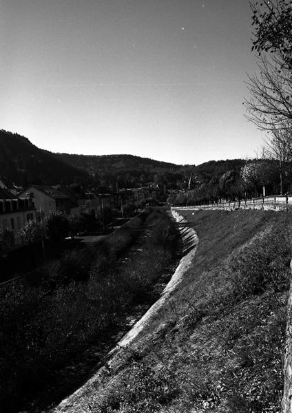 Vue de la Dordogne et de sa vallée en amont de la ville, en direction de l'ouest.