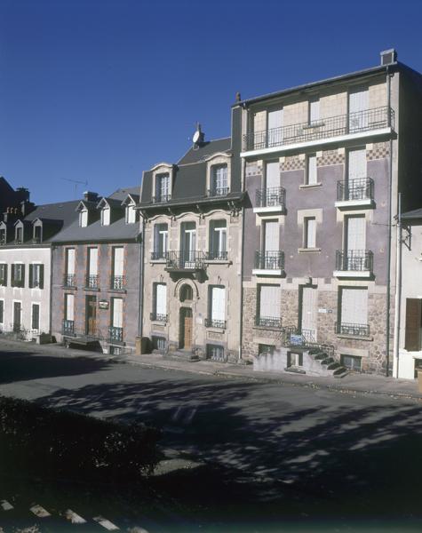 Vue générale de la rue de Belgique, rive droite