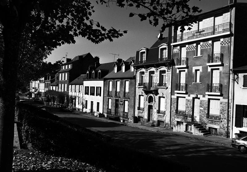 Vue générale de la rue de Belgique, rive droite
