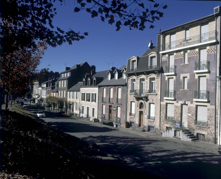 Vue générale de la rue de Belgique, rive droite