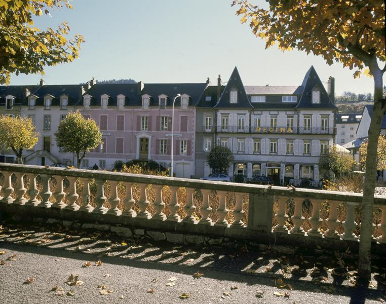 Vue de l'élévation principale depuis le quai opposé, sur la rive droite.