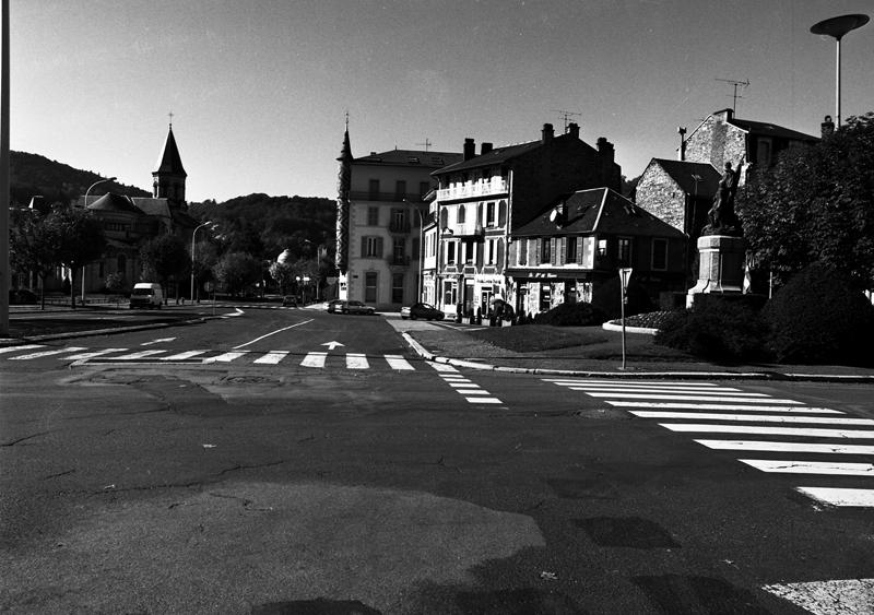 Perspective sur le boulevard Georges-Clemenceau depuis la place du Souvenir, à l'est.