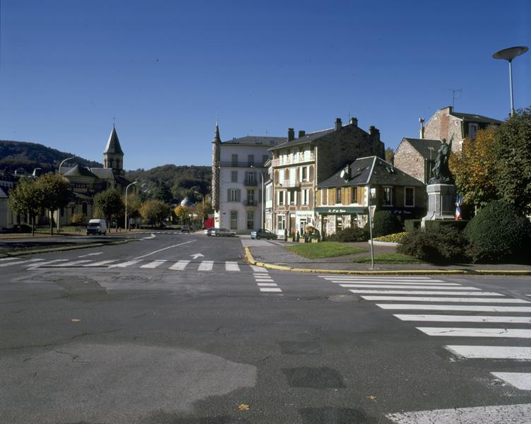 Perspective sur le boulevard Georges-Clemenceau depuis la place du Souvenir, à l'est.