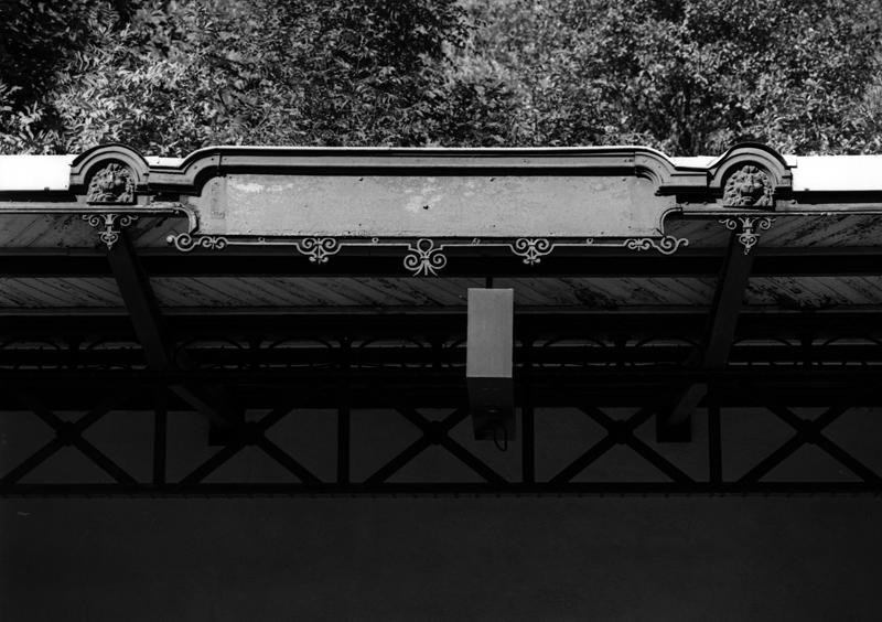Détail du décor en fonte de l'abri de voyageurs du quai n°2