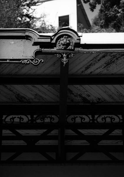 Détail du décor en fonte de l'abri de voyageurs du quai n°2