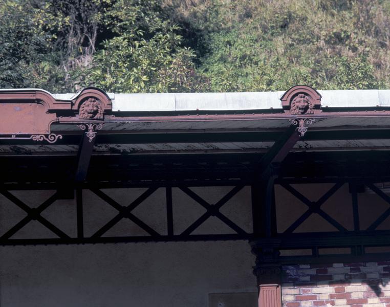 Détail du décor en fonte de l'abri de voyageurs du quai n°2