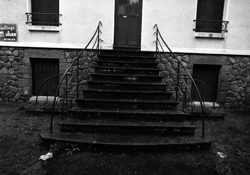 La Bourboule, avenue d'Alsace-Lorraine : rampes d'escalier extérieur en fer forgé.