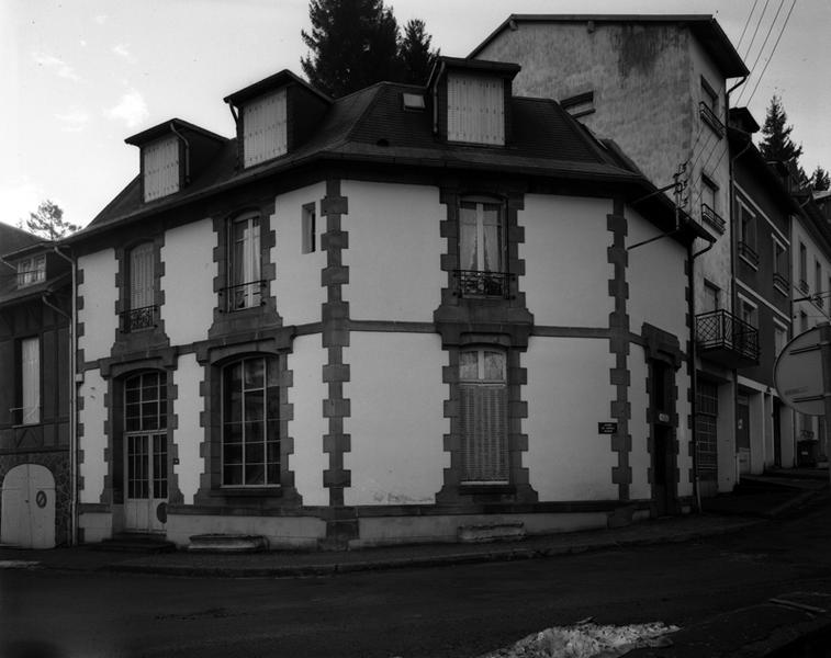 La Bourboule, Myrtil Cottage : petit immeuble dont le traitement architectural pourrait évoquer une maison particulière.