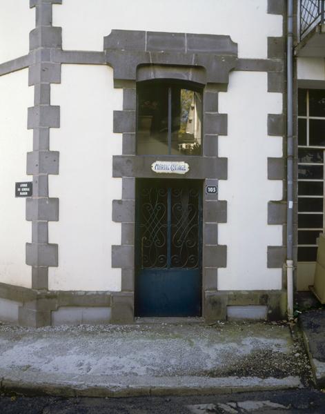La Bourboule, avenue du Général-Mangin : vue d'une porte d'immeuble
