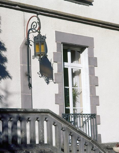Détail d'une lanterne, à l'entrée