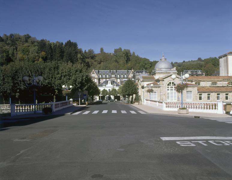 Vue de l'ancien pont de la Compagnie, à proximité des Grands Thermes et du premier bâtiment de l'hôtel de ville.